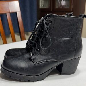 Women’s Like New Soda black faux leather lace up bootie. Size 8 1/2